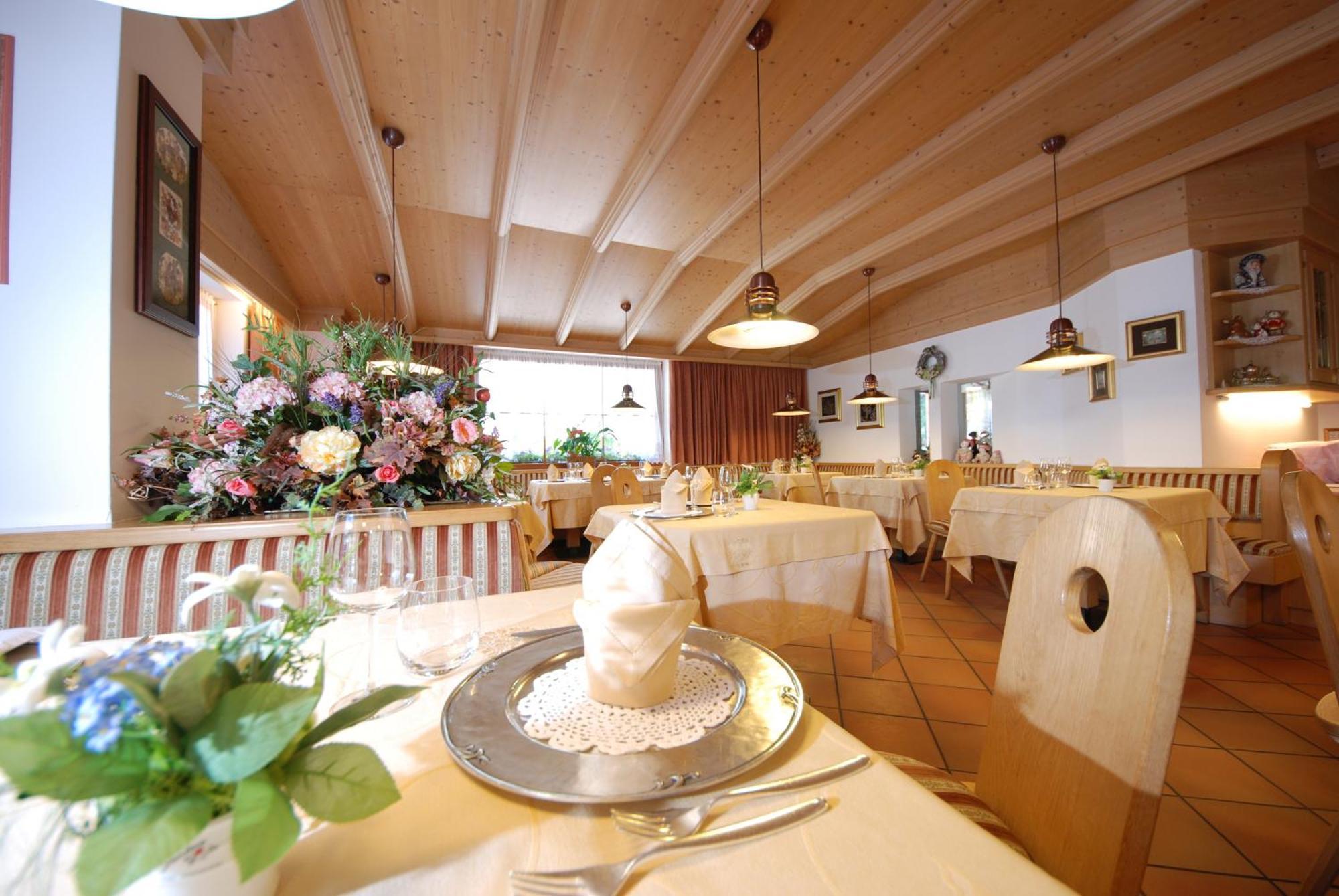 Hotel Ciampian Моена Екстериор снимка